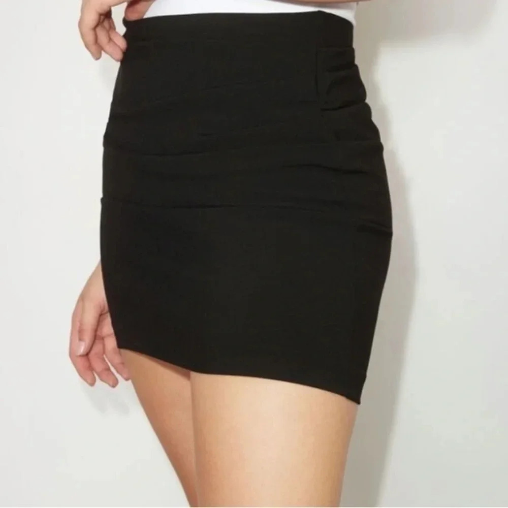 New Dynamite Front Ruched Skirt - Picture 14 of 16